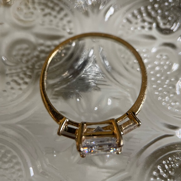 10kt solid yellow gold 2ct+ princess cut and tapered baguette engagement ring - Picture 4 of 9